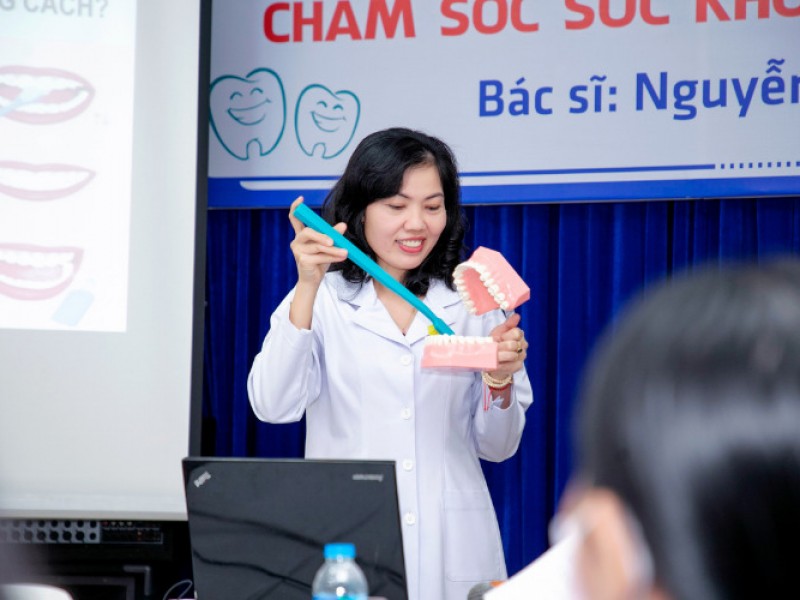 Chuyên đề chăm sóc răng miệng: bác sĩ Nguyễn Thị Dễ cùng trường đại học Tôn Đức Thắng
